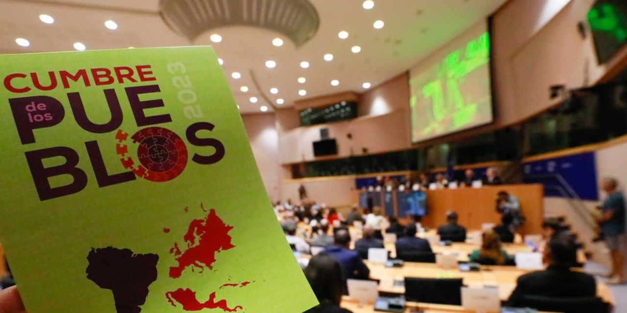 El mandatario boliviano participó en la clausura de la Cumbre de los Pueblos 2023, en Bruselas. Foto: Comunicación Presidencial.