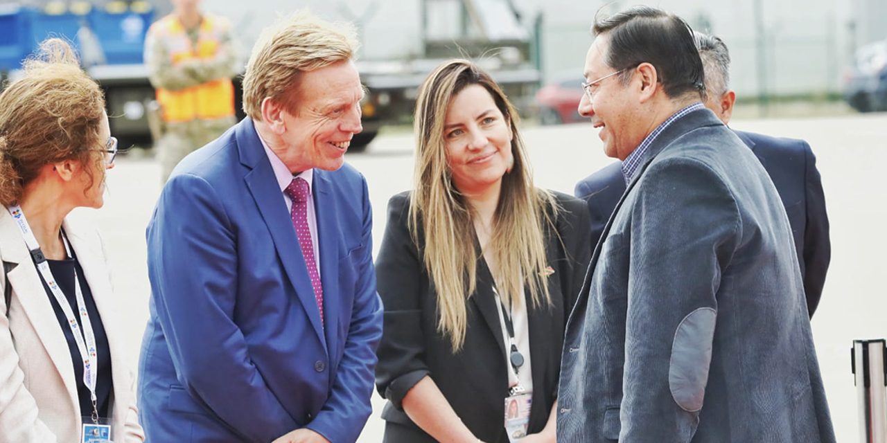 El presidente Luis Arce a su arribo a Bruselas. | Foto: LA/Twitter