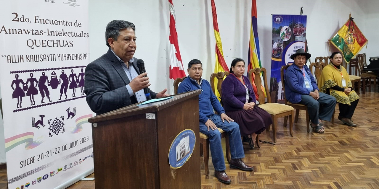 El vicepresidente en la entrega del facsimilar.  Foto: Vicepresidencia