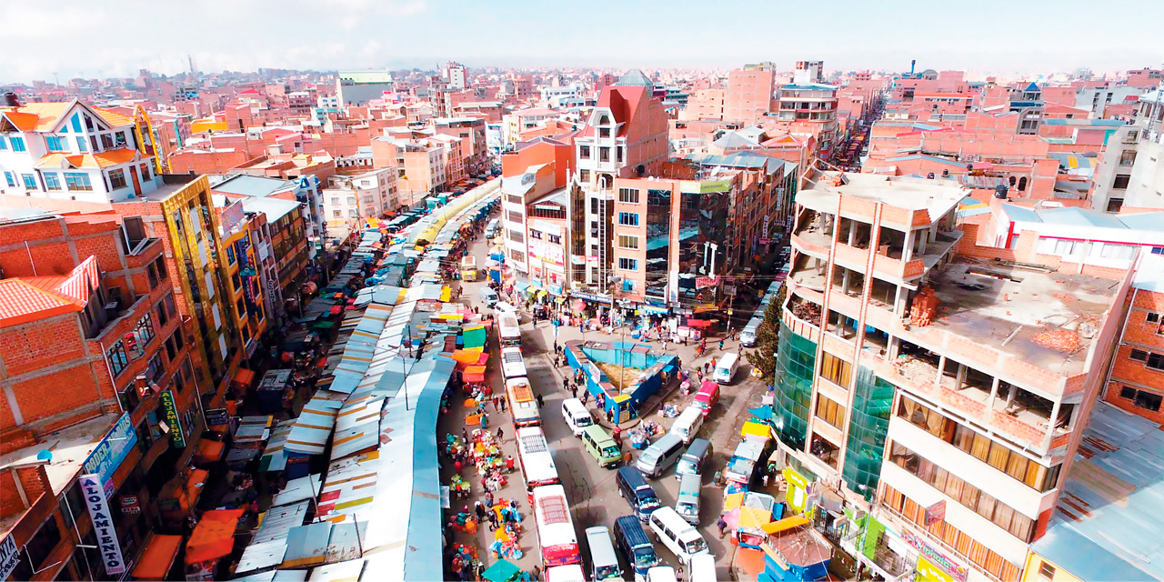 La Ceja de El Alto es un lugar considerado caótico por el tráfico vehicular congestionado. FOTO: Archivo