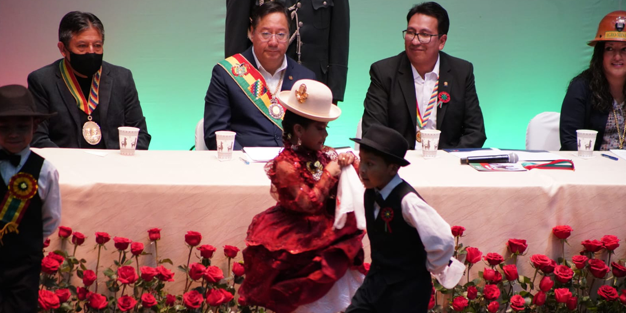 Dos niños interpretan una cueca paceña en Sesión de Honor por 214 años de la Gesta Libertaria de La Paz. | Foto: Jorge Mamani