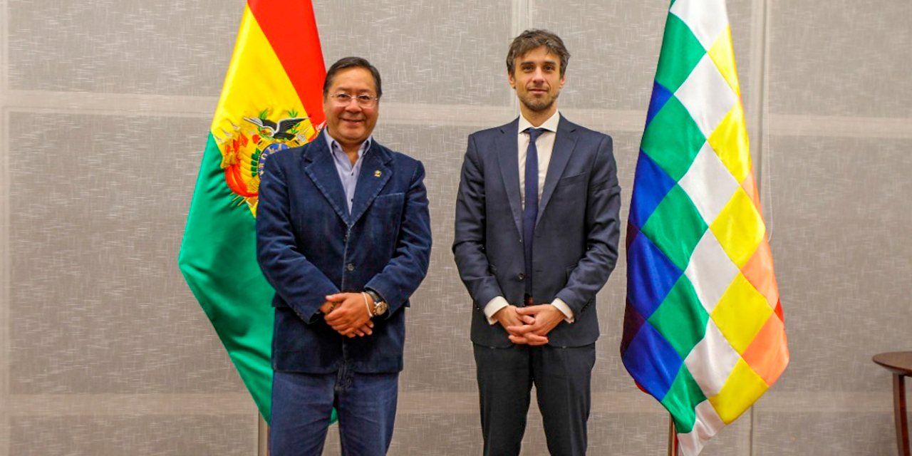 El mandatario boliviano (Izq.) y el abogado del expresidente de Perú (Der.) se reunieron. Foto: Comunicación Presidencial.