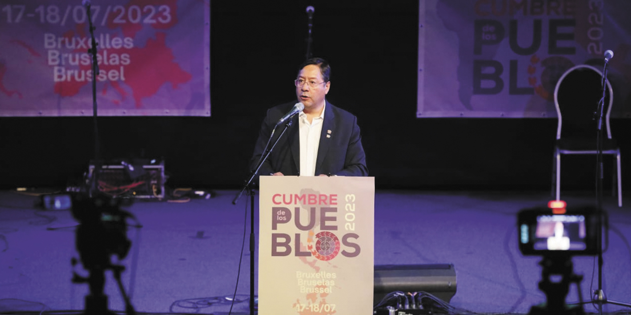 El presidente Luis Arce durante su participación en la Cumbre de los Pueblos en Bruselas, Bélgica.