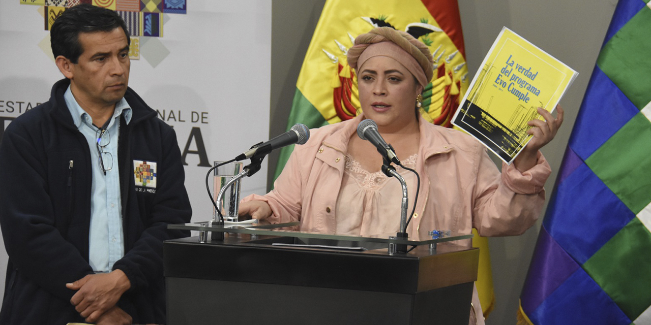 La ministra de la Presidencia, María Nela Prada, en conferencia de prensa