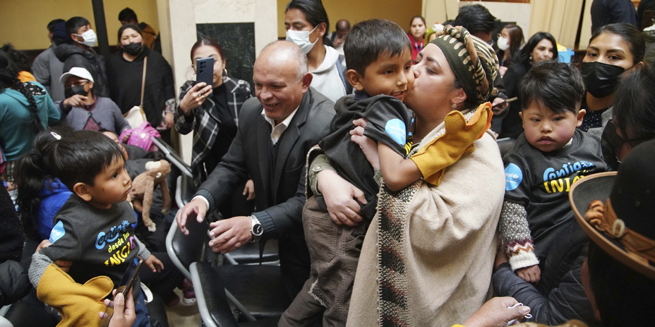 La ministra de la Presidencia, María Nela Prada, junto a niños. (Foto: Jorge Mamani)