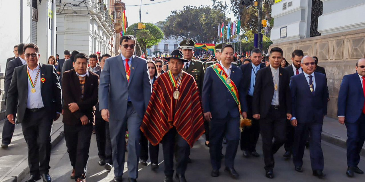 El Presidente, el Vicepresidente y autoridades del Gobierno, departamentales y locales rumbo a la Casa de la Libertad, en Sucre. Fotos: Comunicación presidencial