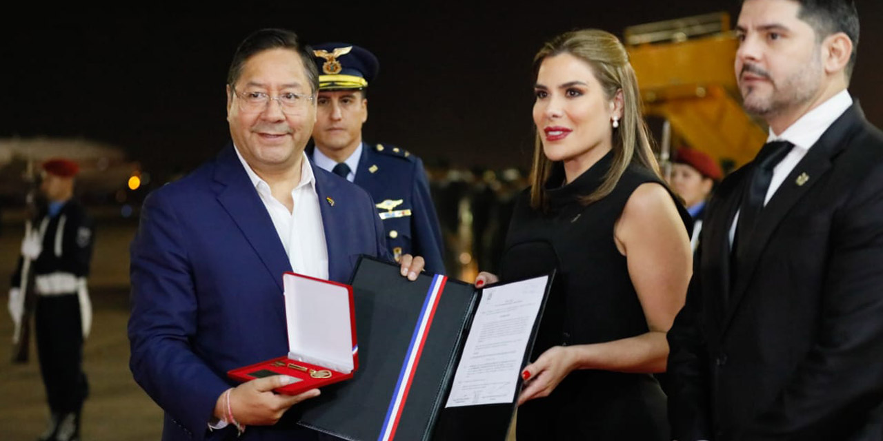 El presidente Luis Arce recibe las Llaves de la Ciudad en Asunción. Captura de imagen Bolivia Tv 