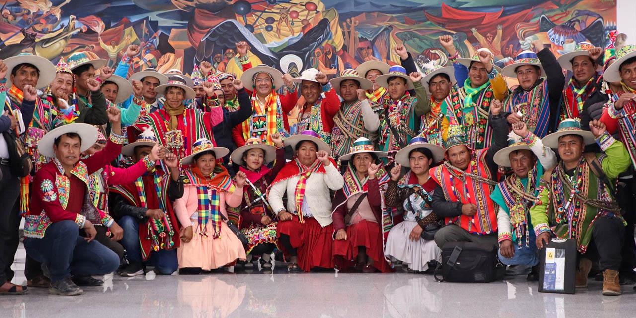 El presidente Luis Arce junto a los representantes de la Federación de Ayllus Originarios Indígenas del Norte de Potosí. | Foto: RRSS