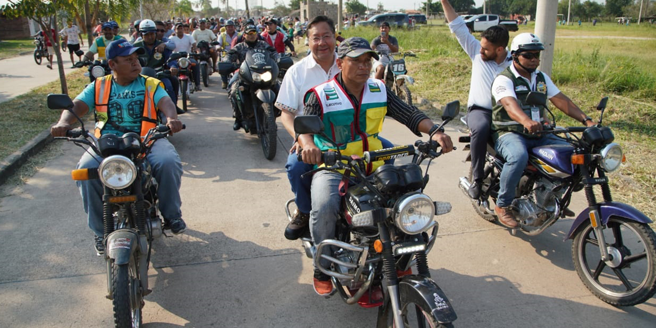 El presidente Luis Arce con mototaxistas en Portachuelo.