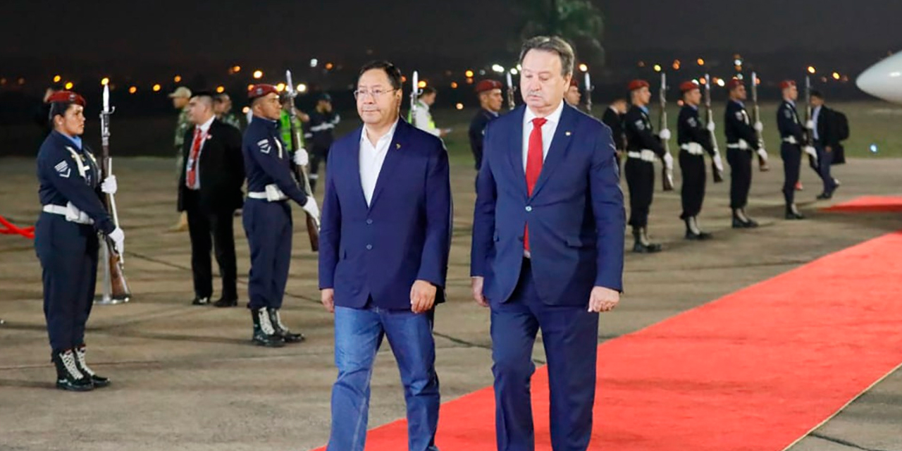 El Jefe de Estado boliviano a su llegada a suelo paraguayo. Foto:  Presidencia