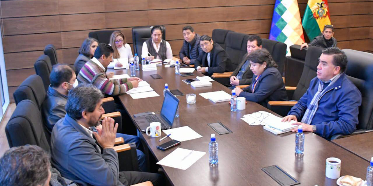 Los vocales del TSE durante una reunión con un grupo de legisladores, el 5 de mayo. Foto: Archivo Senado