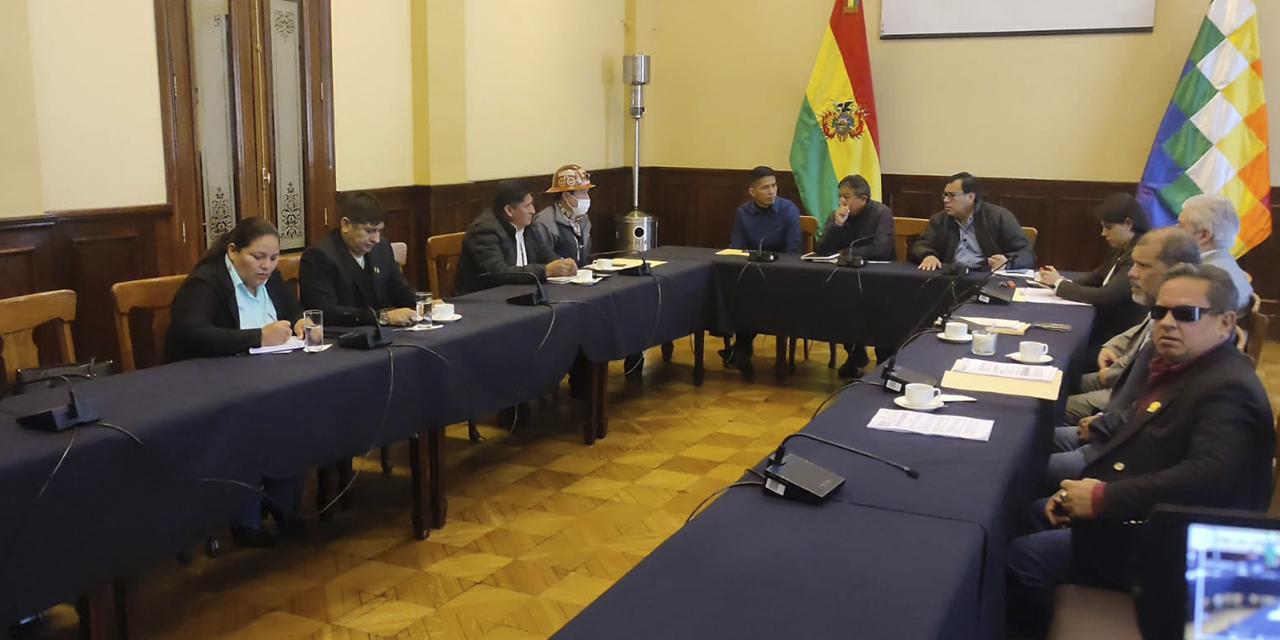 Encuentro de jefes de bancada en comisión técnica.