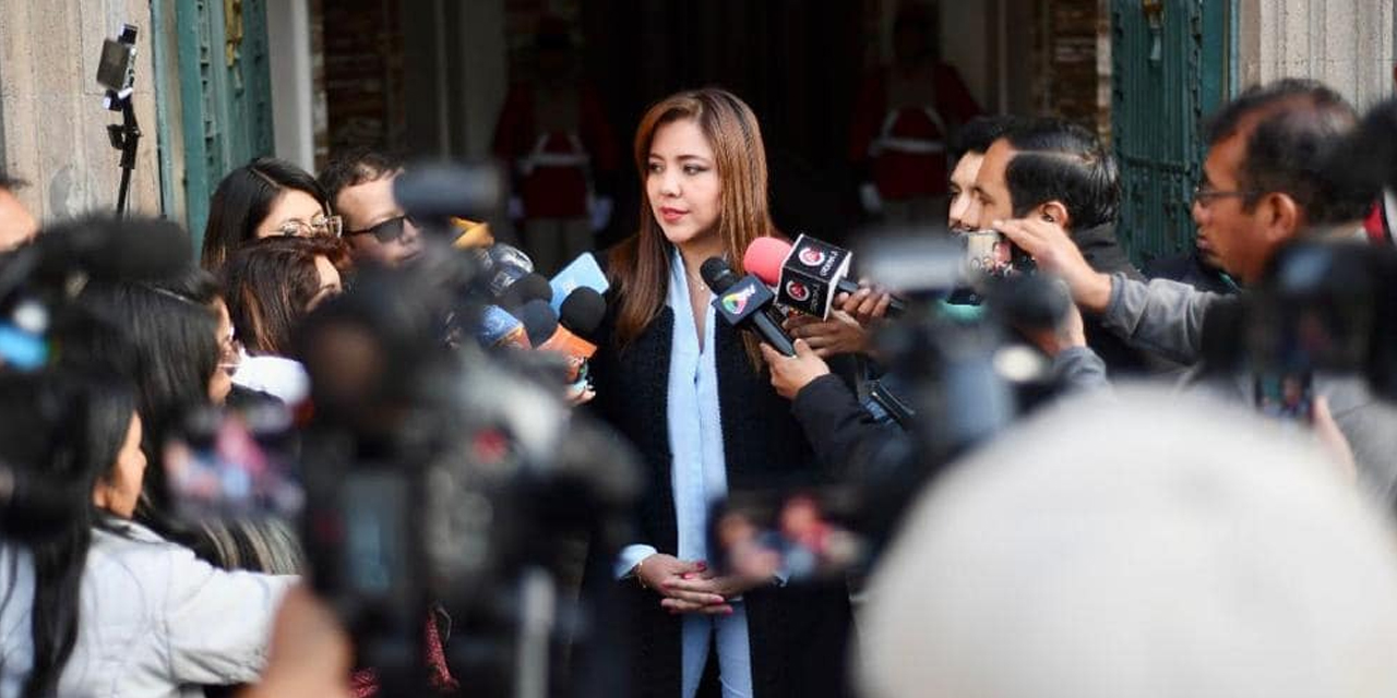 La viceministra Gabriela Alcón, en entrevista con los medios de comunicación. | Foto: Archivo