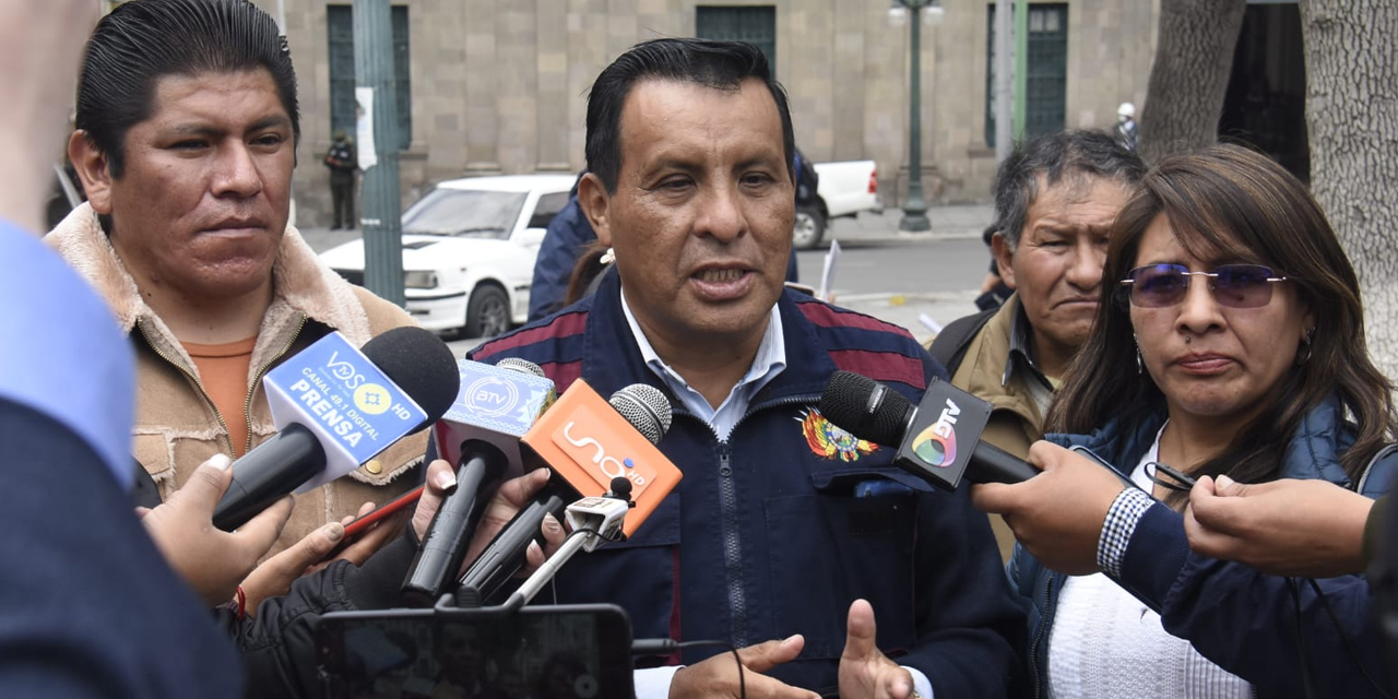 El ejecutivo nacional de la Confederación de Gremiales de Bolivia, Juan Carlos García en contacto con la prensa. | Foto: Archivo