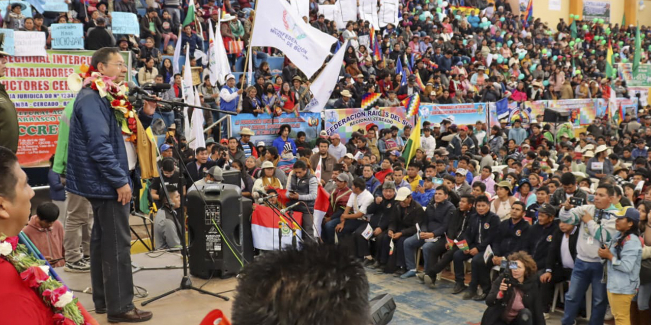 El presidente Luis Arce, en la inauguración del ampliado de los Interculturales en Sucre.