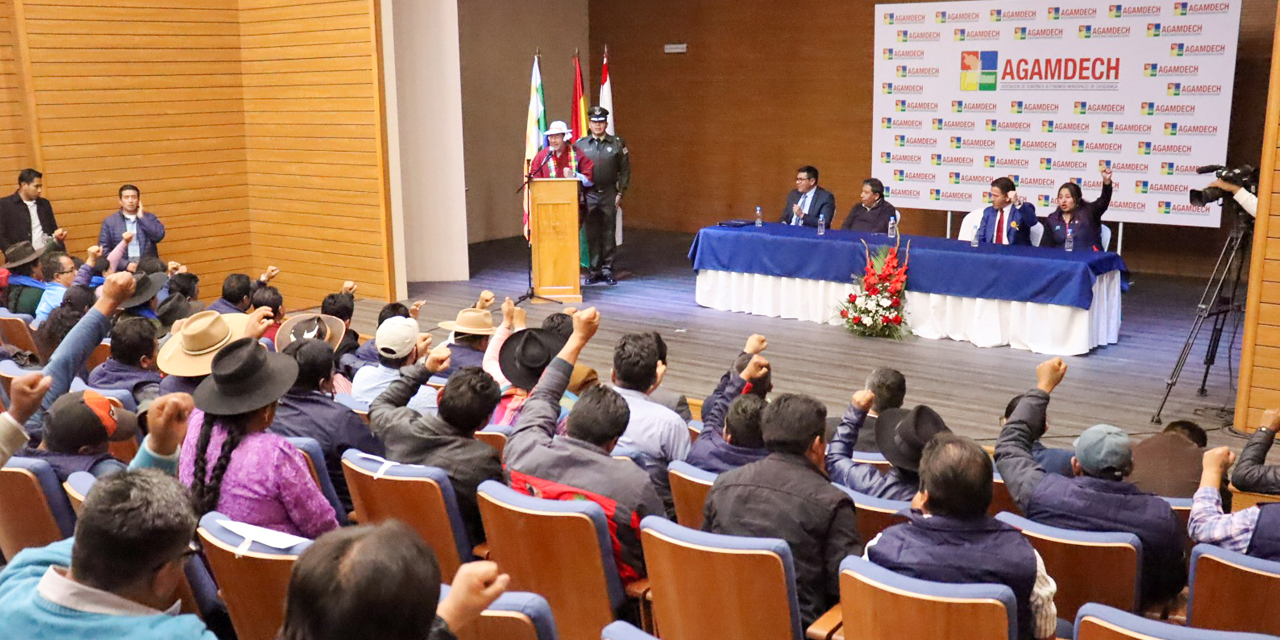 El presidente Luis Arce y el vicepresidente David Choquehuanca en el acto de AGAMDECH, en Sucre. (Foto: Presidencia)