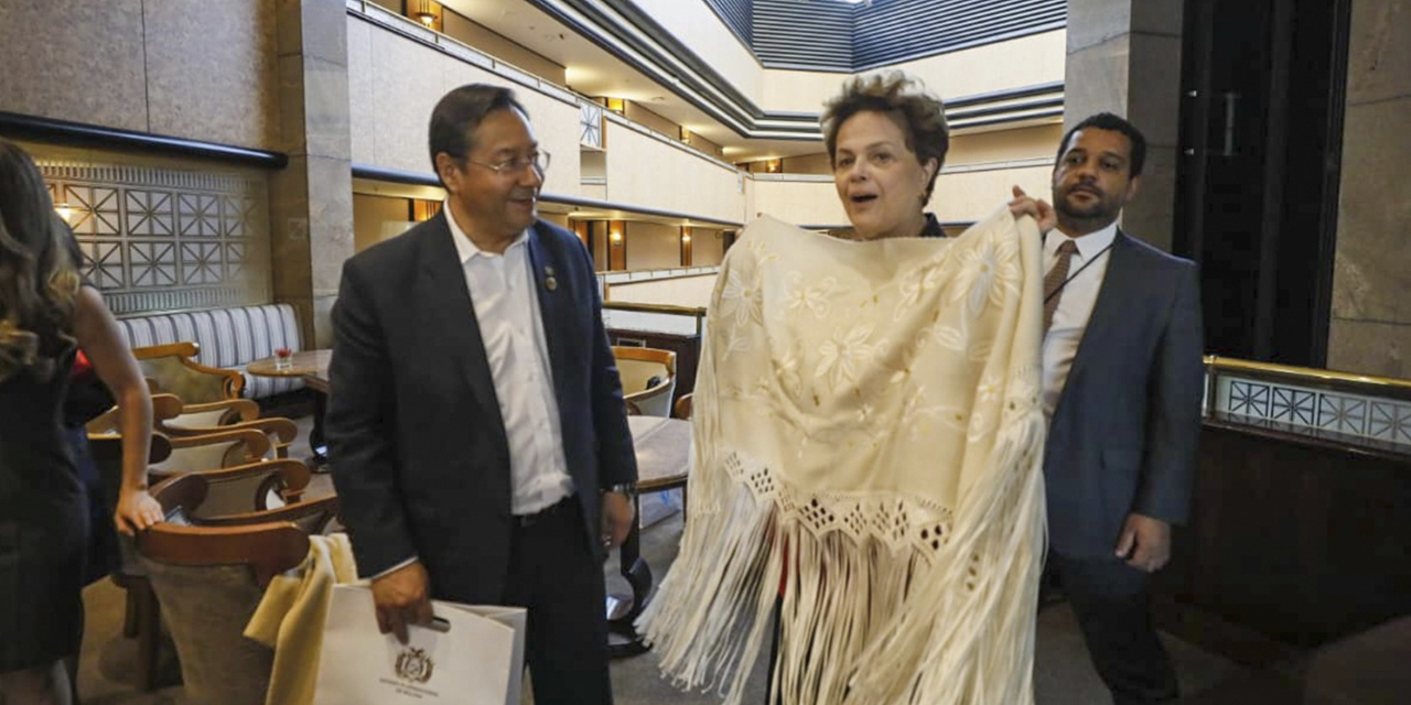 El presidente Luis Arce con Dilma Rousseff, del Banco Brics.