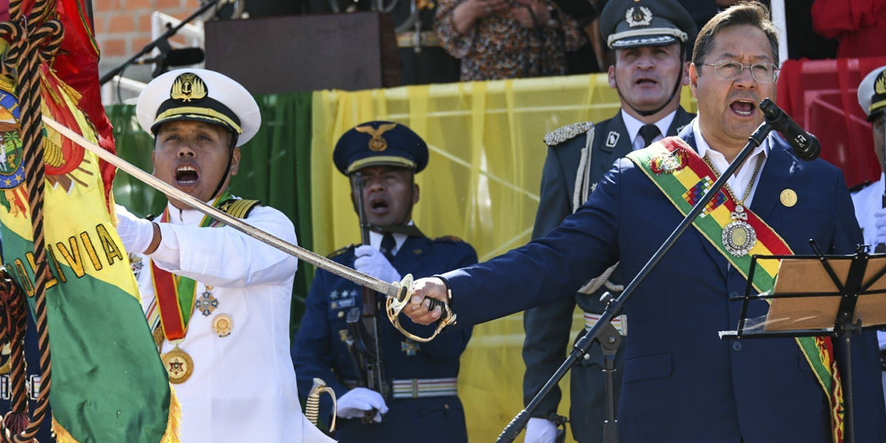 El presidente Luis Arce rinde homenaje a los héroes históricos de las Fuerzas Armadas, en el aniversario de la institución en una Parada Militar, en Tarija. (Foto: Ministerio de Defensa)