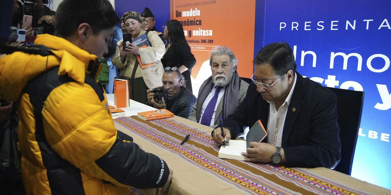 El Primer Mandatario firma ejemplares de su libro en la FIL de La Paz.