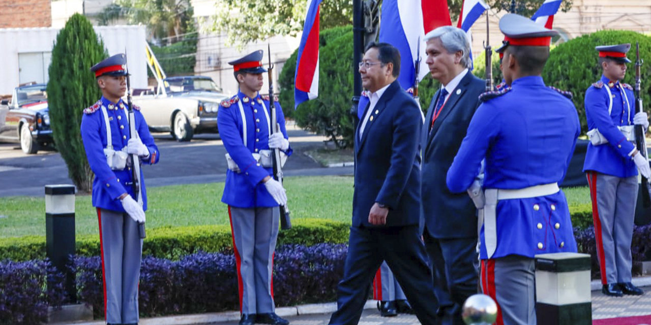 El presidente Luis Arce en la posesión de su par de Paraguay, Santiago Peña. (Foto: Presidencia)