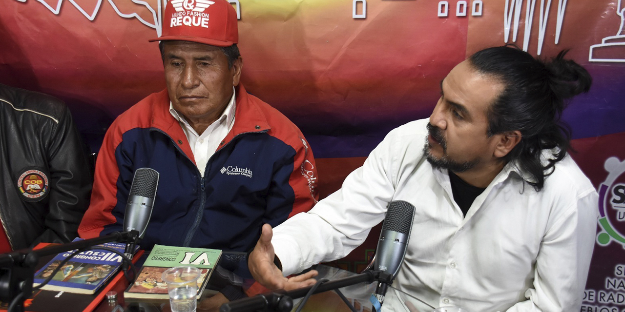 El exdirigente de la CSUTCB y fundador del MAS, Félix Santos, junto al analista Martín Moreira.