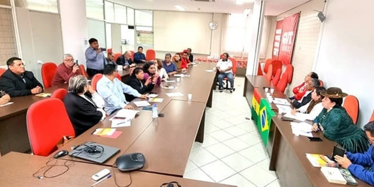 Encuentro desarrollado en Brasil con la comunidad boliviana. (Foto: Política Internacional)