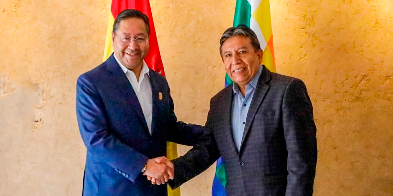 El presidente Luis Arce entrega el bastón de mando al vicepresidente David Choquehuanca para partir con rumbo a Brasil. Foto: @LuchoXBolivia.