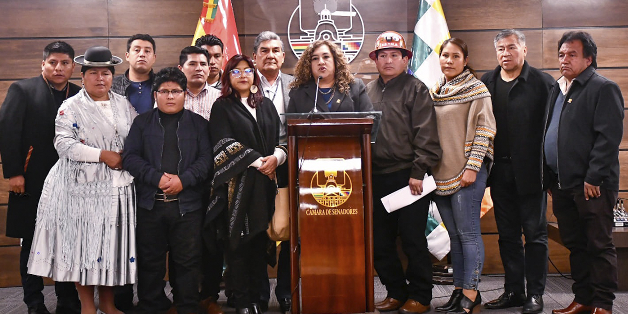 La bancada del MAS en el Senado, durante una conferencia de prensa.