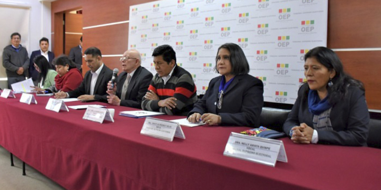 Los vocales del TSE en conferencia de prensa.