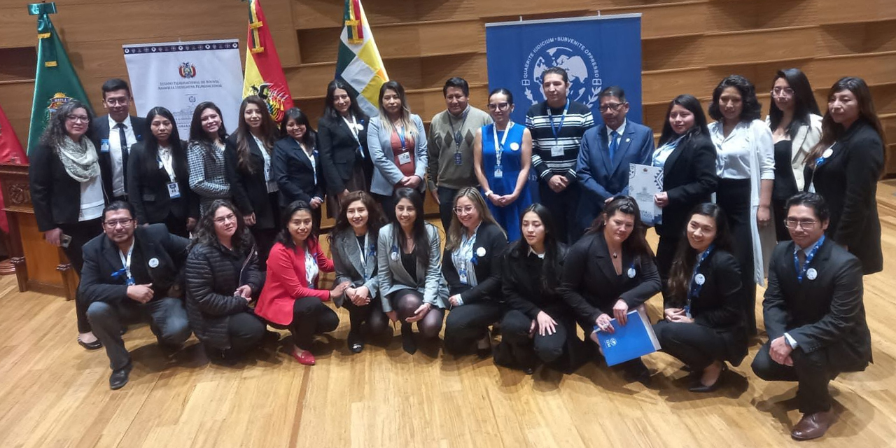 Integrantes de la Comisión Multidisciplinaria para erradicar la violencia en colegios. | Foto: VIO