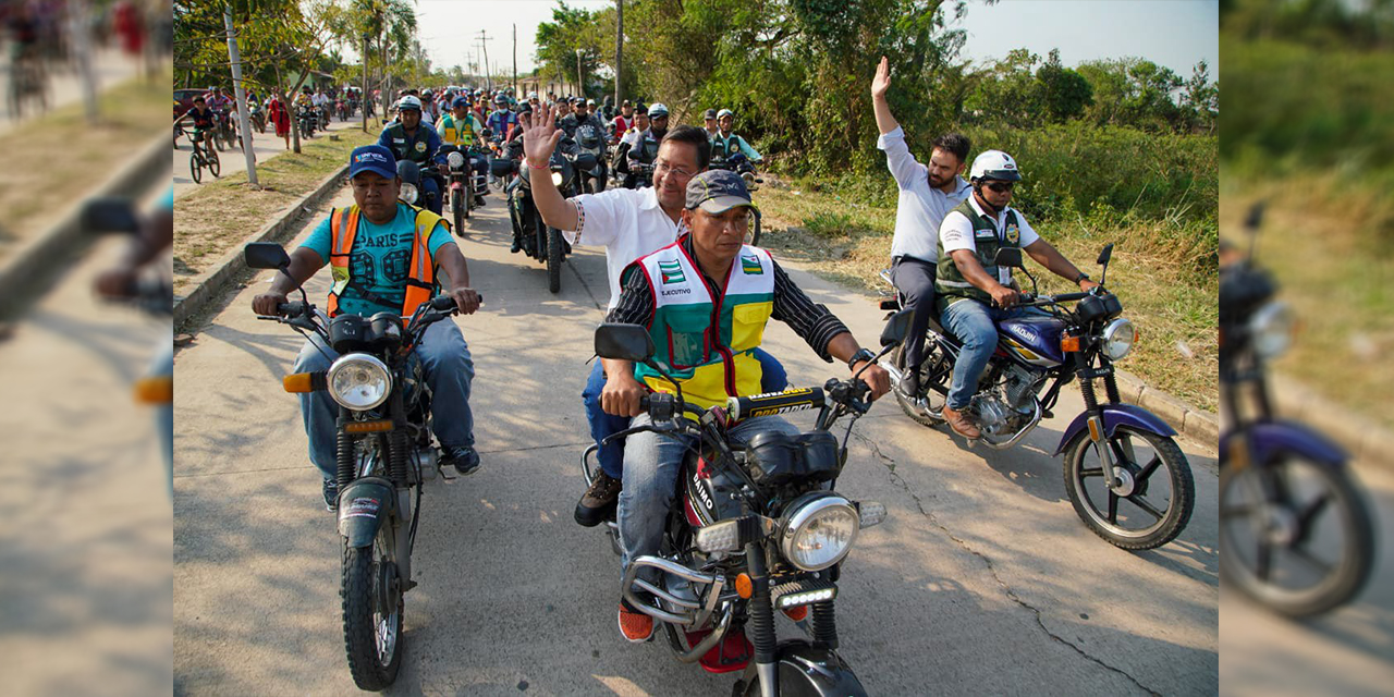 El presidente Luis Arce hizo un recorrido con los mototaxistas. | Foto: RRSS