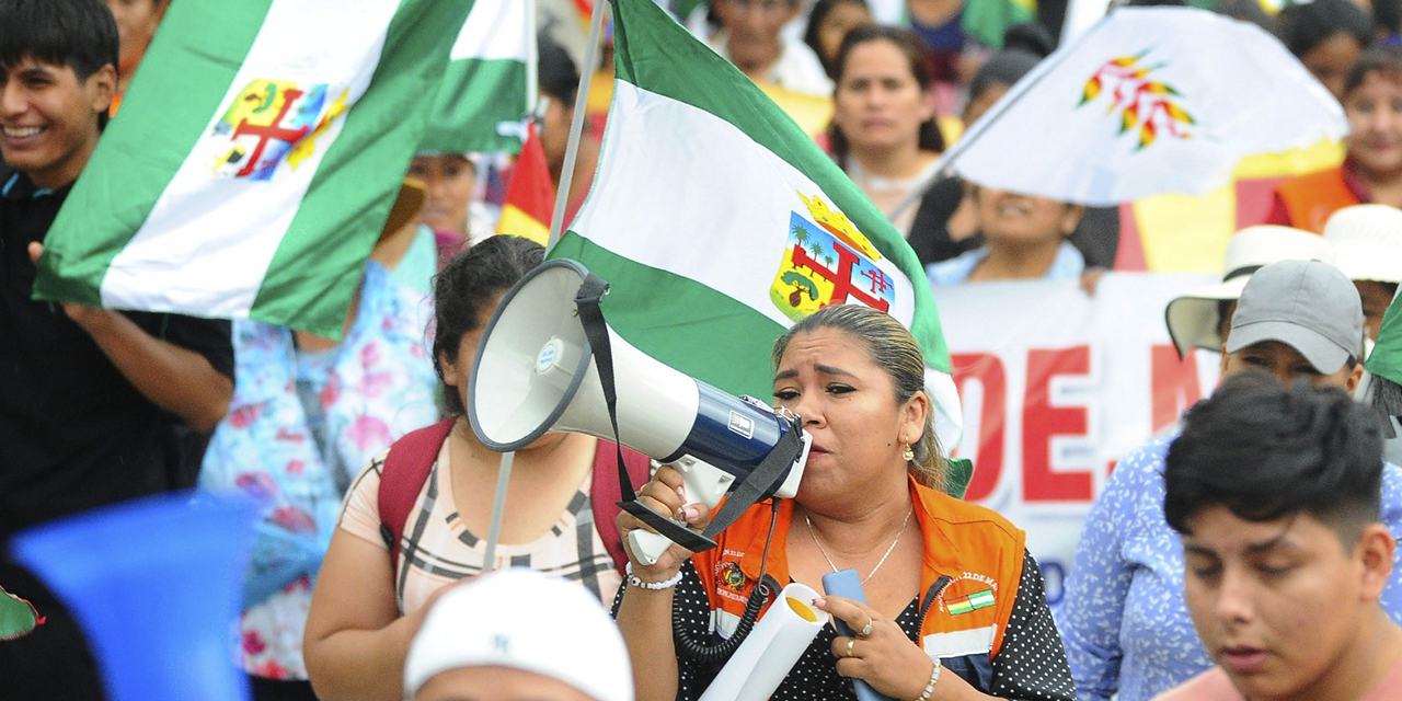 La masiva marcha en Santa Cruz .