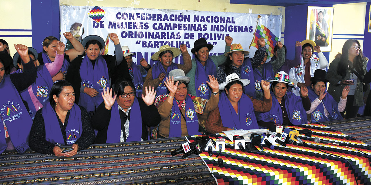 La dirigencia de las ‘Bartolinas’,  en conferencia   de prensa. | Foto: Gonzalo Jallasi