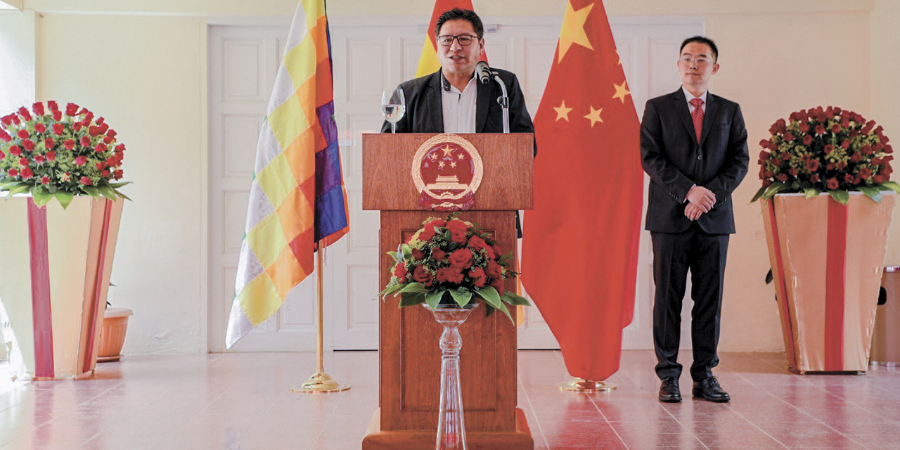 El viceministro de Relaciones Exteriores, Freddy Mamani, participó en la celebración del 74 aniversario de la Fundación de la República Popular China. | Foto: Cancillería