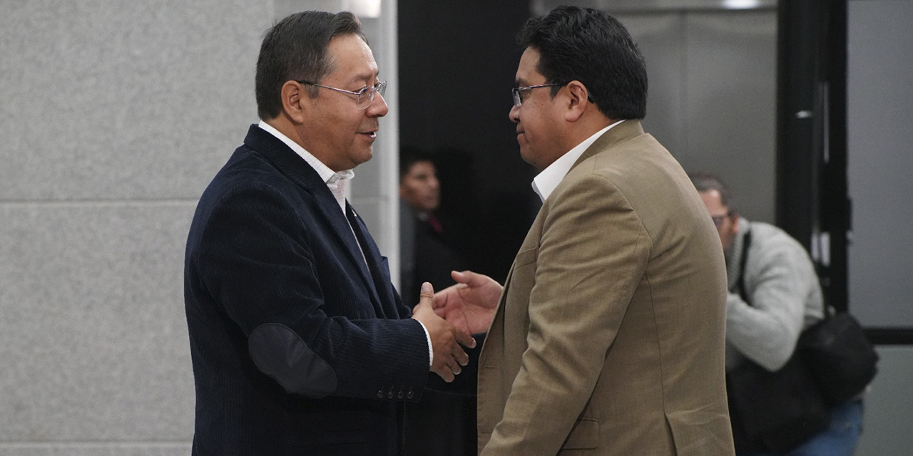 El presidente Luis Arce con el nuevo procurador, César Siles.