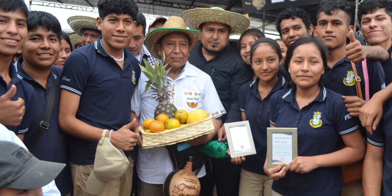 David Choquehuanca con un grupo de jóvenes en La Guardia.