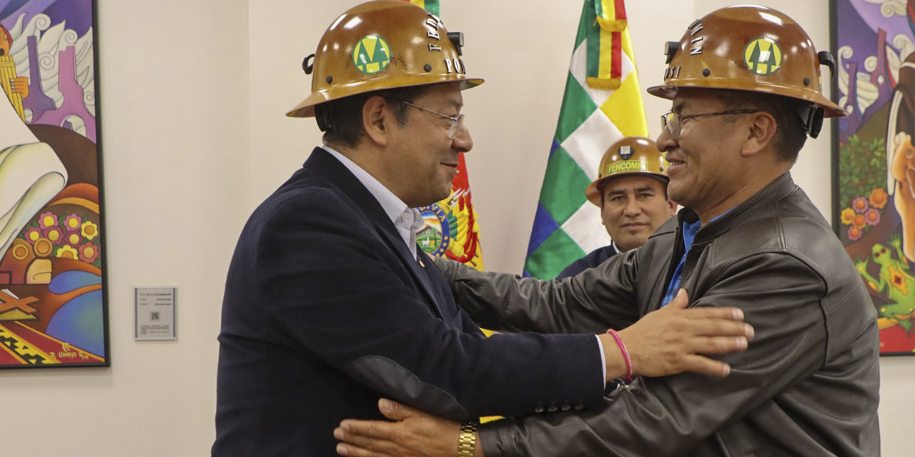 El presidente Luis Arce con el máximo dirigente de la Fedecomin Potosí, Edilberto Huanaco, en la Casa Grande del Pueblo