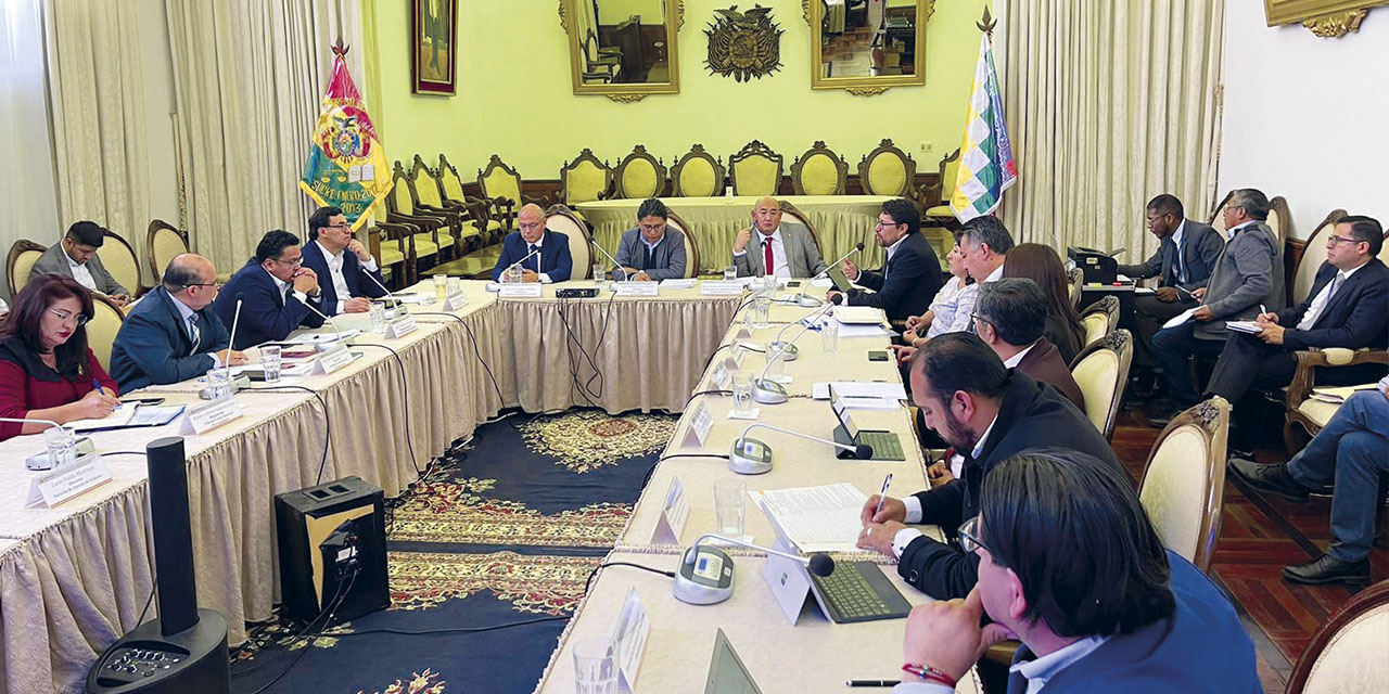 La Comisión de Seguimiento de las Conclusiones de la Cumbre de Justicia se reunió en Sucre. | Foto: Ministerio de Justicia