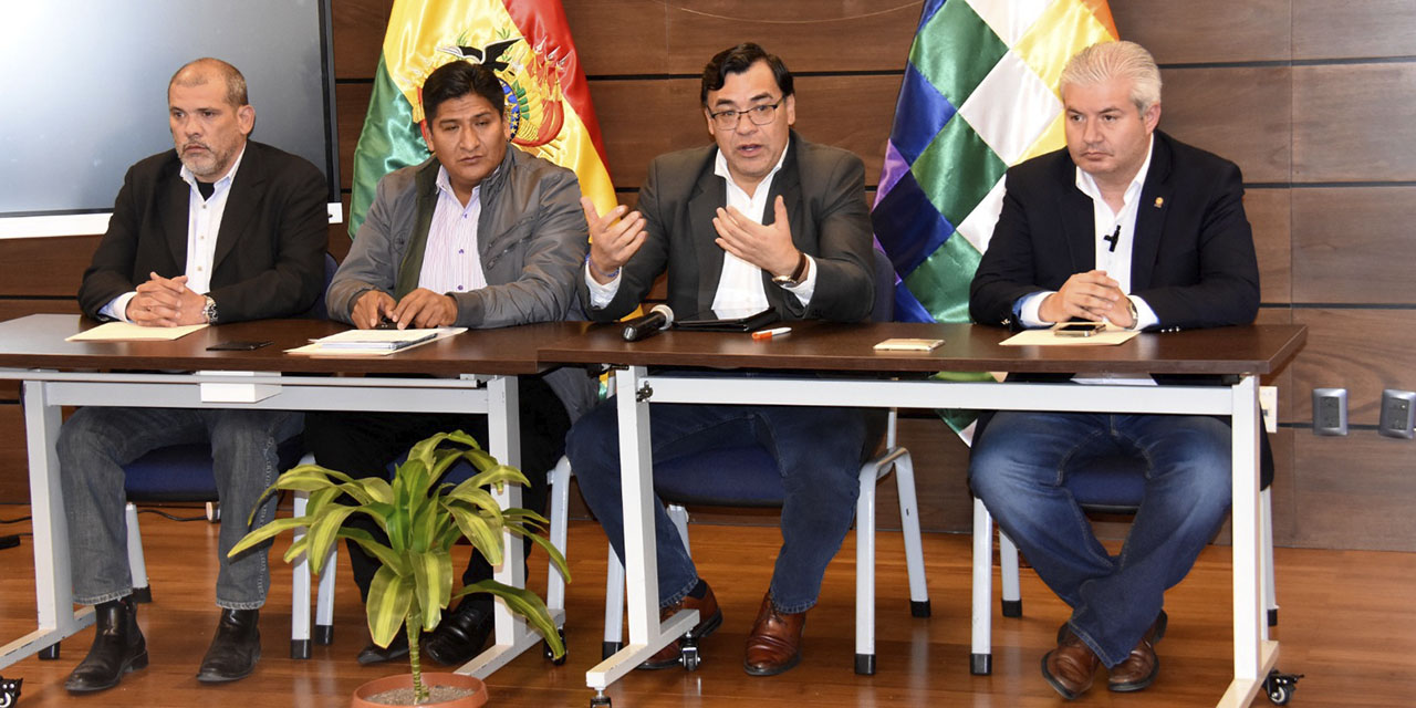 El presidente de la Cámara de Diputados, Jerges Mercado, con los jefes de bancada. | Foto: Archivo.