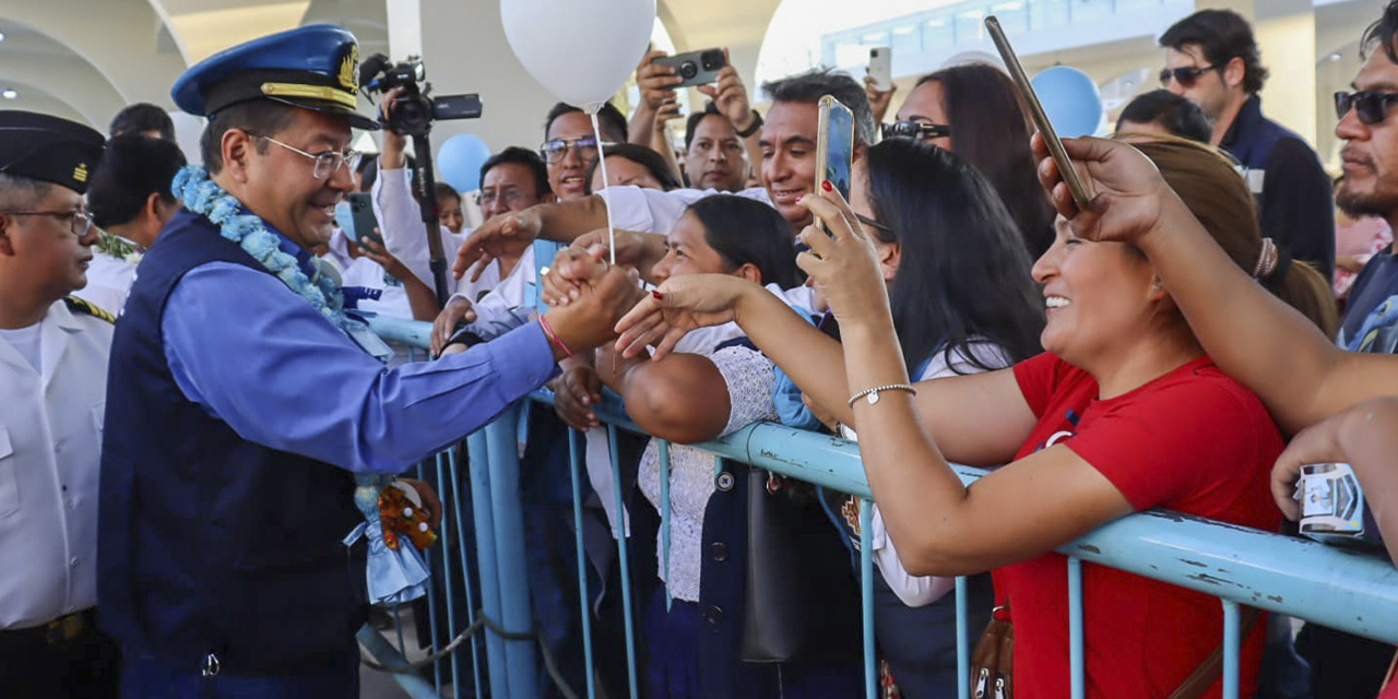 El presidente Luis Arce recibe el cariño de la gente en la estación central San Antonio.