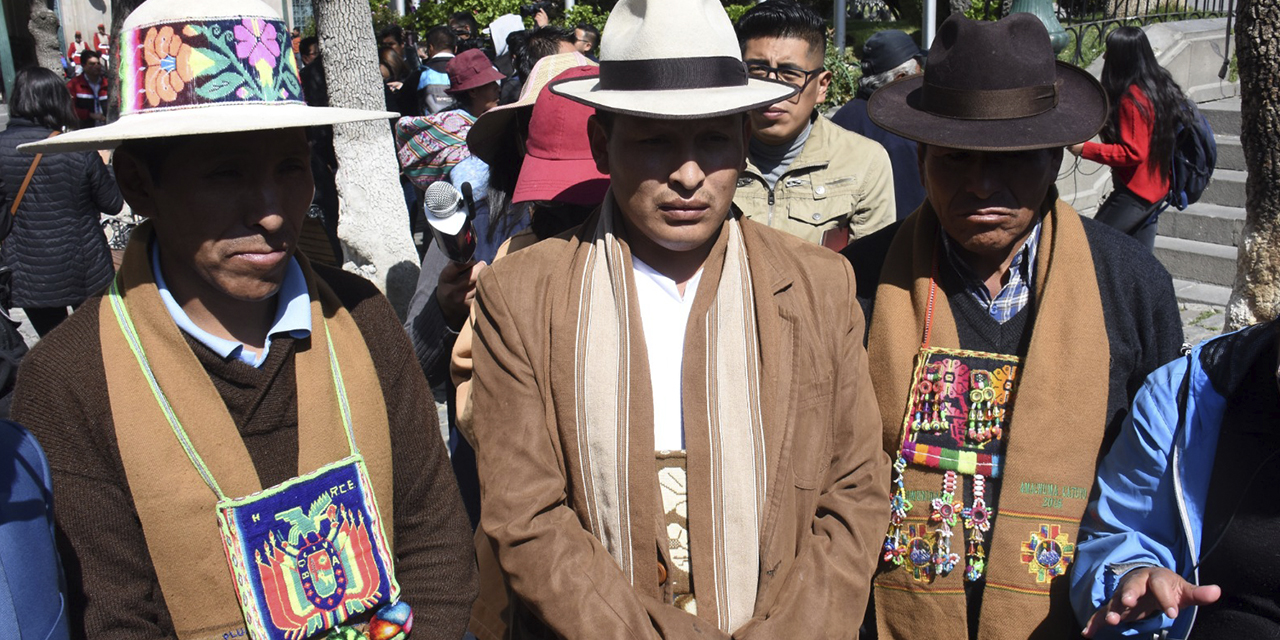 El secretario de Relaciones de la CSUTCB, Marcelino Martínez, junto con otros ejecutivos de Oruro, en conferencia, en la plaza Murillo.