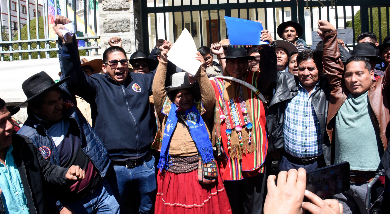 Ejecutivos del Pacto de Unidad en puertas del TSE, en La Paz. Foto: Gonzalo Jallasi