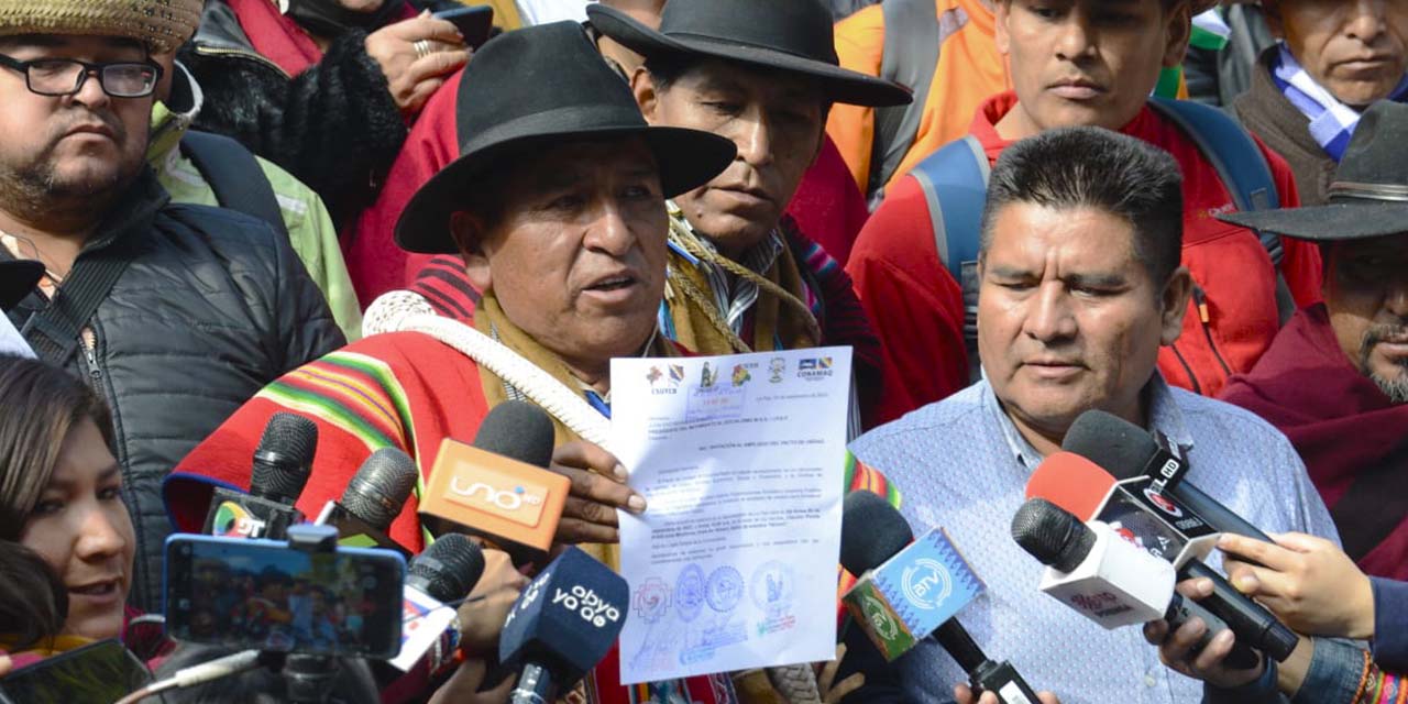 El secretario ejecutivo de la Csutcb, Lucio Quispe, muestra la carta que se remitió al presidente, al vicepresidente y al titular del MAS. Foto: ABI