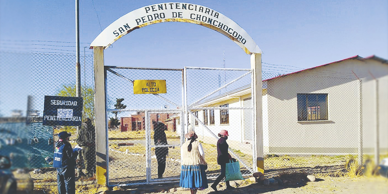 Puerta principal de acceso al penal de máxima seguridad de Chonchocoro en el municipio de Viacha, en La Paz.