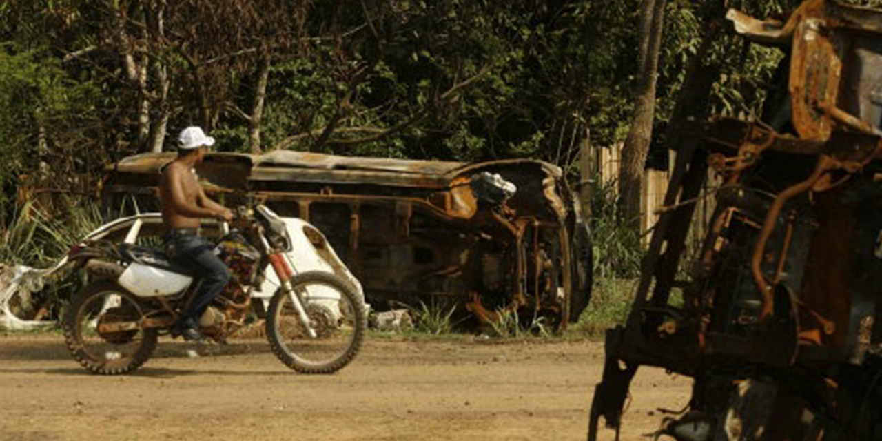 Vehículos quemados son mudos testigos de lo que pasó en Porvenir en 2008.