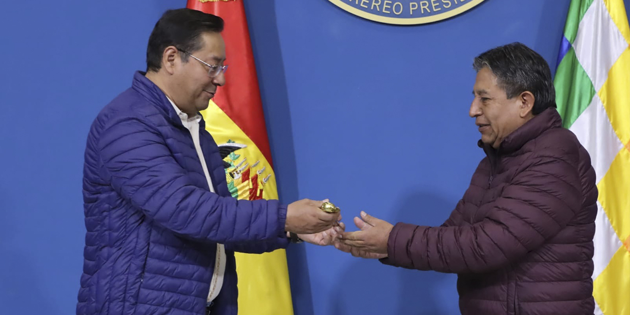 El presidente Luis Arce entregó el Bastón de Mando al vicepresidente David Choquehuanca. | Foto: Comunicación Presidencial