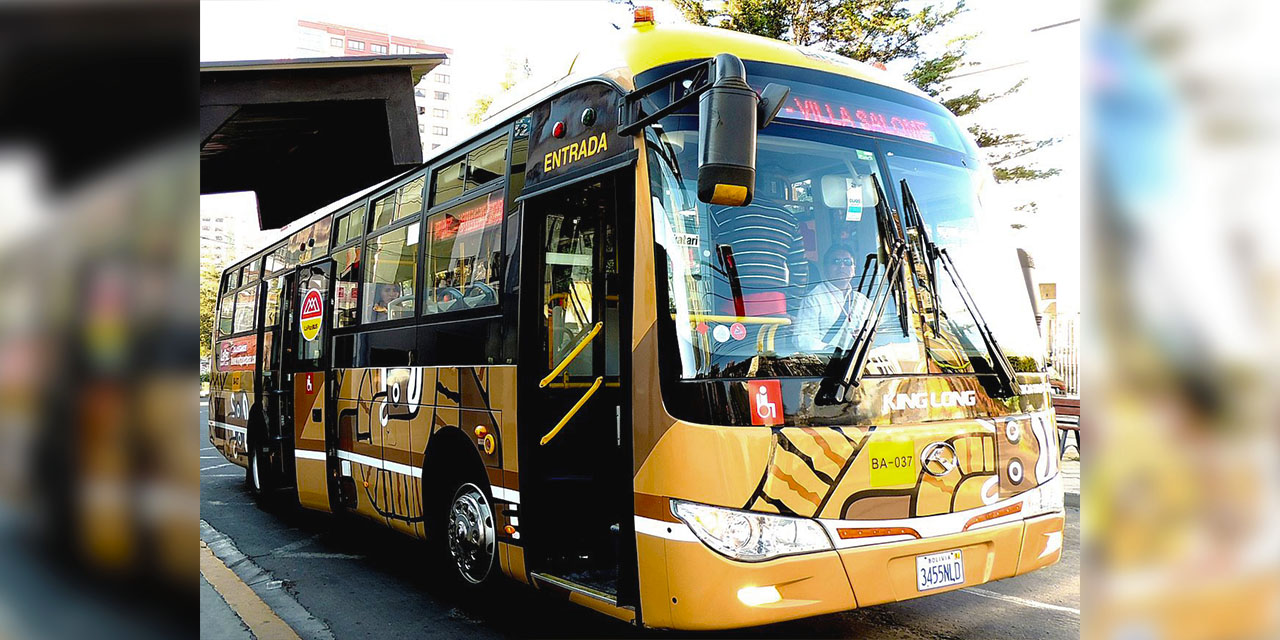 Un bus municipal PumaKatari en La Paz. | Foto: RRSS