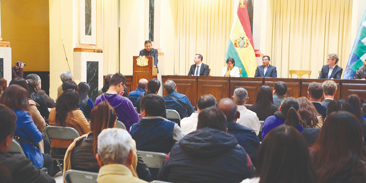 El conversatorio en la Vicepresidencia del Estado Plurinacional de Bolivia. Foto:  VEP