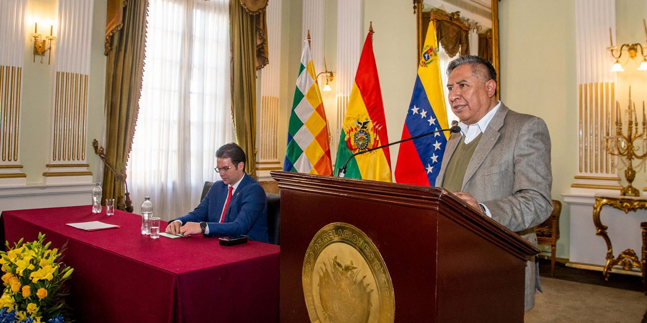 El Canciller de Bolivia, Rogelio Mayta, y el embajador de Venezuela en Bolivia, César Trompiz, en conferencia de prensa. | Foto: Cancillería de Bolivia