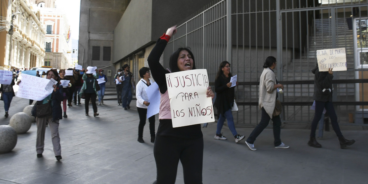 Marcha de padres en repudio al rechazo del proyecto de lucha contra la impunidad.